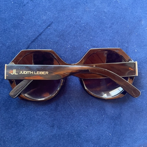 Judith Leiber “Fushia” sunglasses - Picture 2 of 4